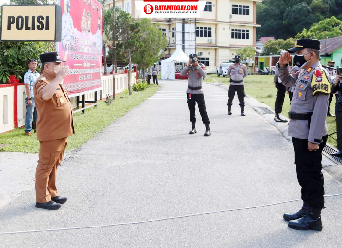 Wakil Bupati Anambas bersiap menuju podium Apel Gelar Pasukan